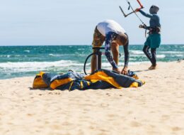 Raid côtier en autonomie : comment réussir son bivouac kite en milieu isolé