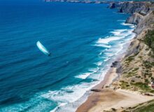 Aérologie côtière en kitesurf : déjouer les pièges du relief et des brises thermiques