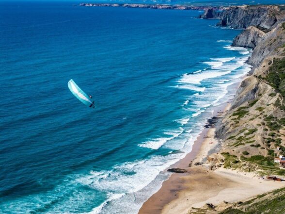 Aérologie côtière en kitesurf : déjouer les pièges du relief et des brises thermiques