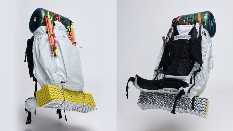 Sac à dos de bivouac chargé de matériel de randonnée et de couchage