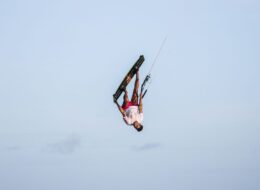 Préparation physique du kitesurfeur : renforcer son gainage et protéger ses genoux