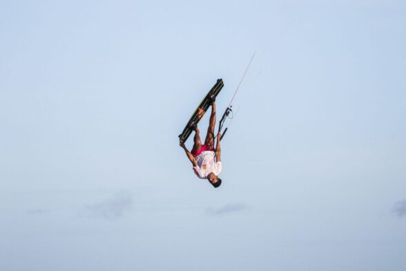 Préparation physique du kitesurfeur : renforcer son gainage et protéger ses genoux